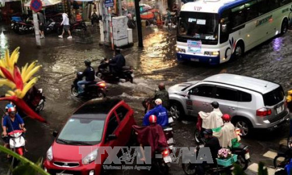 Nhiều tuyến đường tại TP. Hồ Chí Minh chìm trong nước do triều cường vượt báo động 3