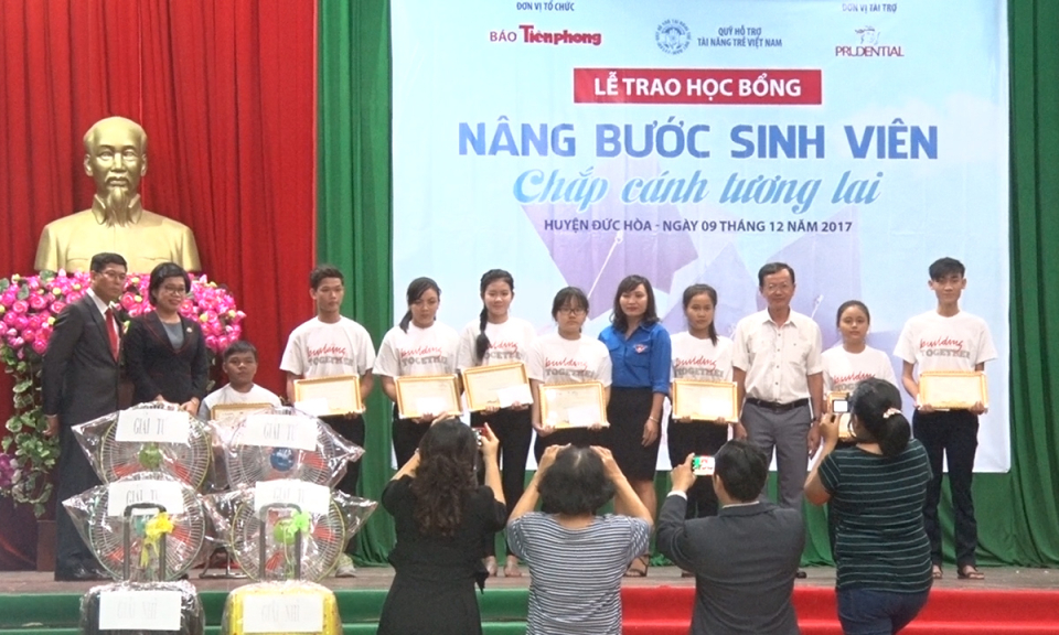 Đức Hòa trao học bổng &#8220;Nâng bước sinh viên-chắp cánh tương lai&#8221;.