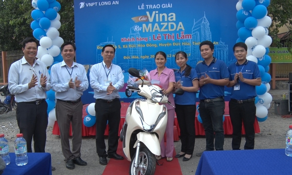 Lễ trao thưởng chương trình khuyến mại “Cào Vina, Ra Mazda”