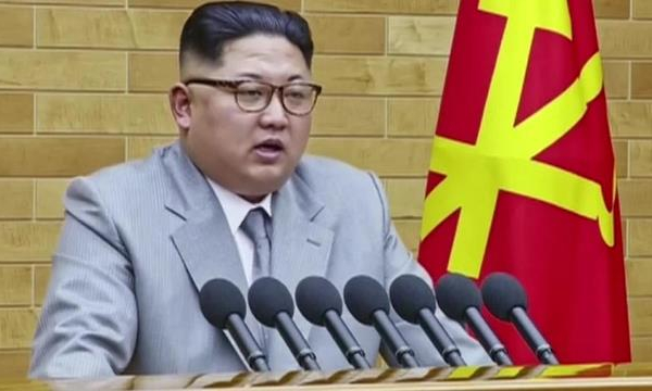 Nhà lãnh đạo Triều Tiên Kim Jong-un &#8216;bắn&#8217; thông điệp gì qua bộ cánh mới diện đầu năm?