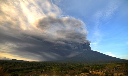 Núi lửa trên đảo Bali, Indonesia hoạt động trở lại