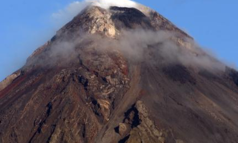 Núi lửa Mayon có thể phun trào nguy hiểm trong vài ngày tới