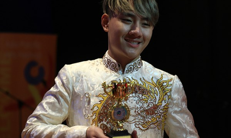 Chàng trai Việt mặc áo dài hát “You raise me up” giành giải Vàng