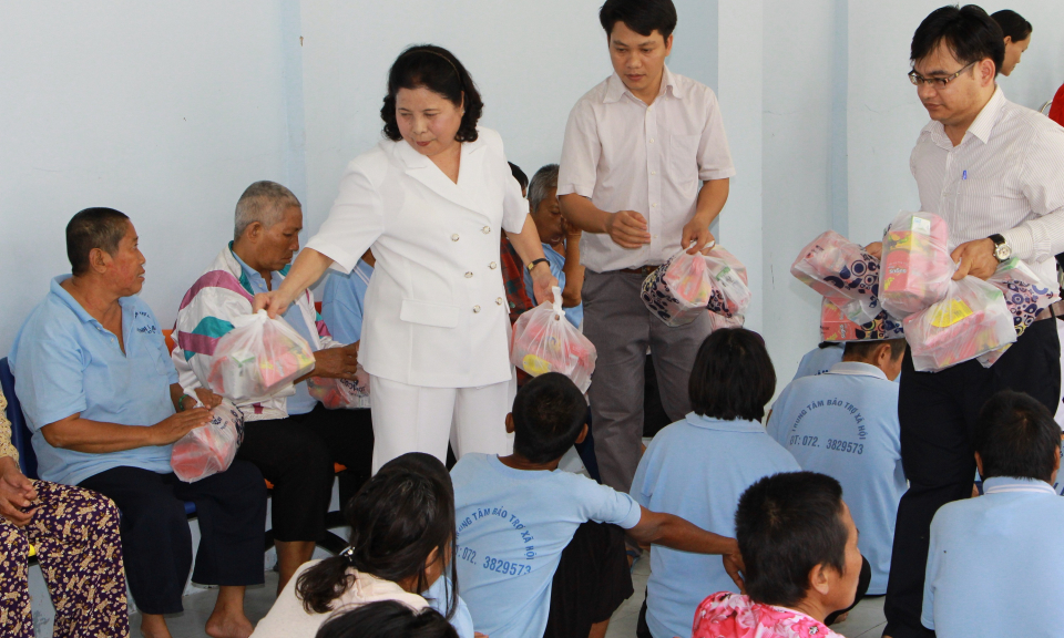 Tặng quà cho người nghèo nhân dịp tết Nguyên đán tại tp tân An, Đức Hòa, Đức Huệ