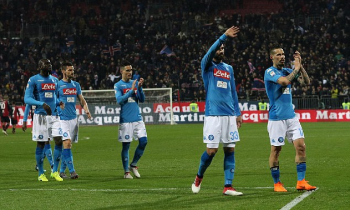 Thắng trận thứ 10 liên tiếp, Napoli cho Juventus hít khói ở Serie A