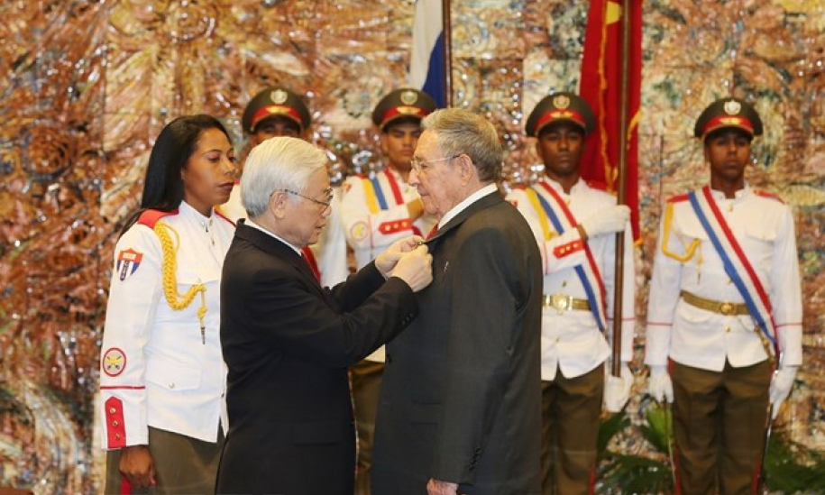 Tổng Bí thư trao Huân chương Sao vàng tặng Chủ tịch Cuba Raul Castro