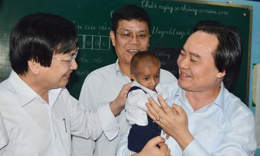 Bộ trưởng Phùng Xuân Nhạ gặp lại cậu học trò tí hon chỉ cao 62 cm