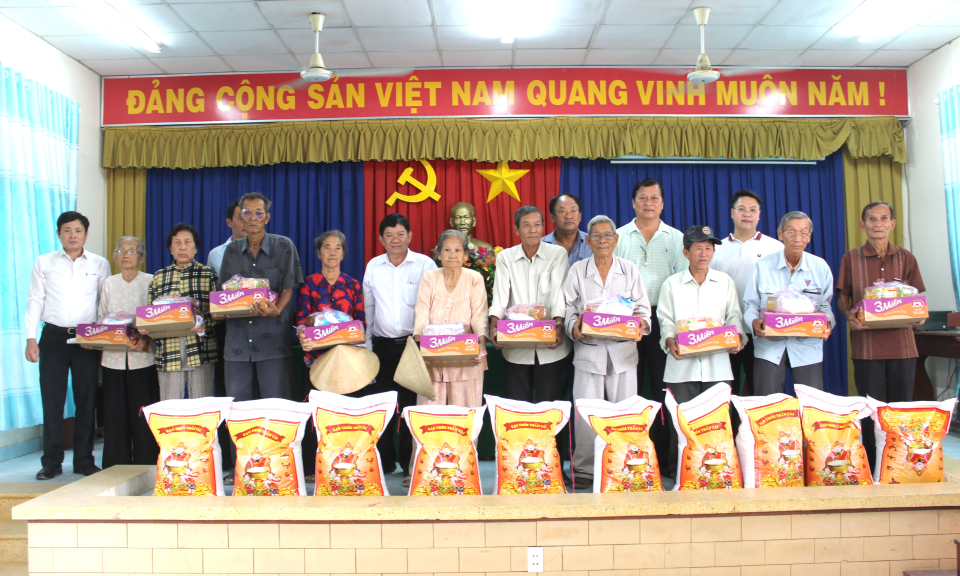 Nguyên phó Tổng thanh tra Chính phủ tặng quà hộ nghèo ở Cần Đước