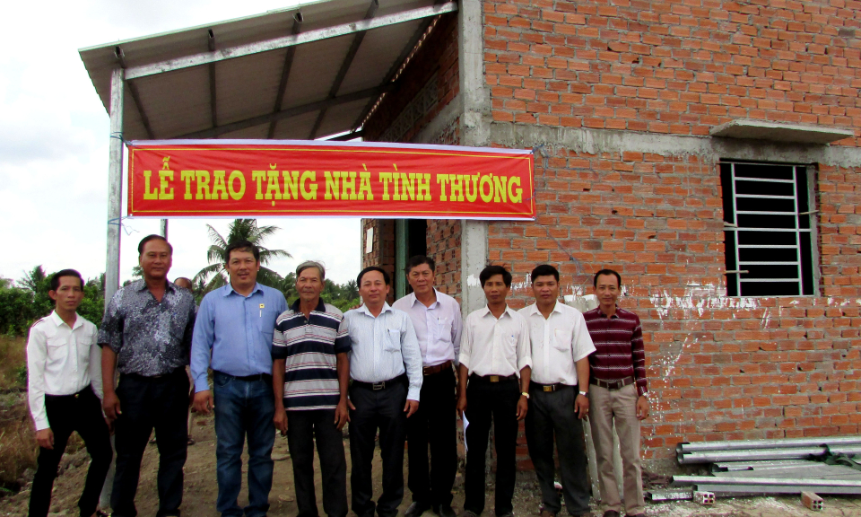 Bến Lức trao nhà tình thương cho hộ nghèo