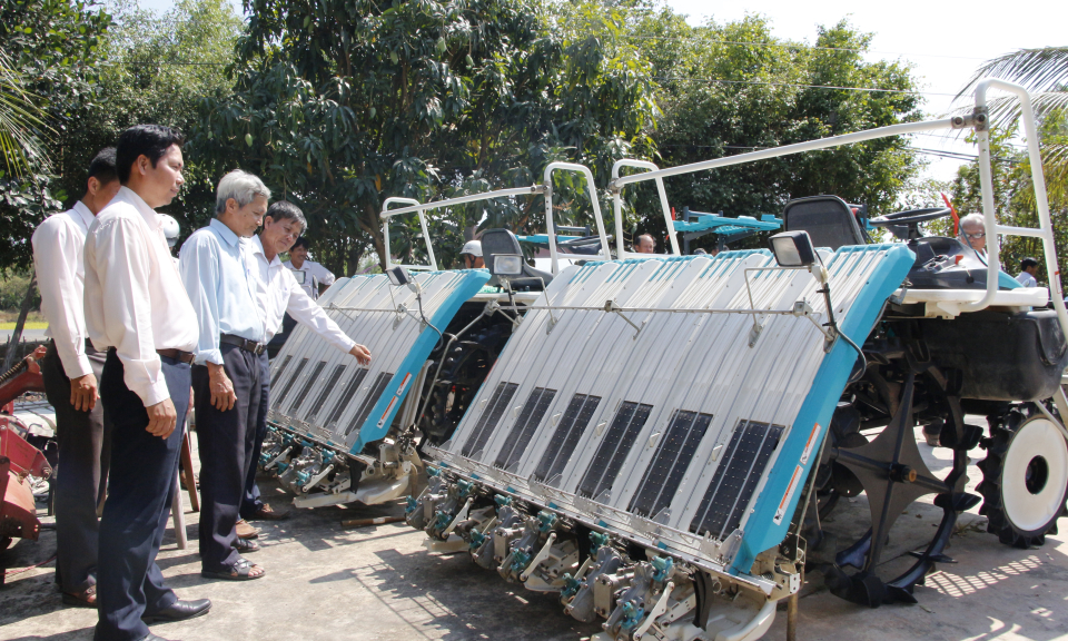 Hội thảo mô hình trình diễn ứng dụng máy cấy trong sản xuất lúa nếp