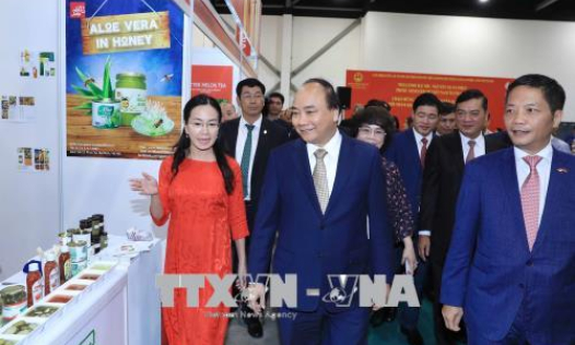 Thủ tướng tham quan gian hàng Việt Nam tại Hội chợ Thực phẩm và Khách sạn châu Á 2018