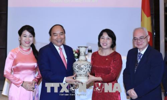 Thủ tướng Nguyễn Xuân Phúc trao đổi với các nhà khoa học và trí thức tại Singapore