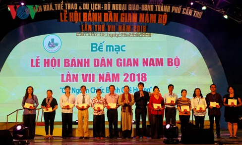 Nửa triệu du khách đến với Lễ hội bánh dân gian Nam Bộ