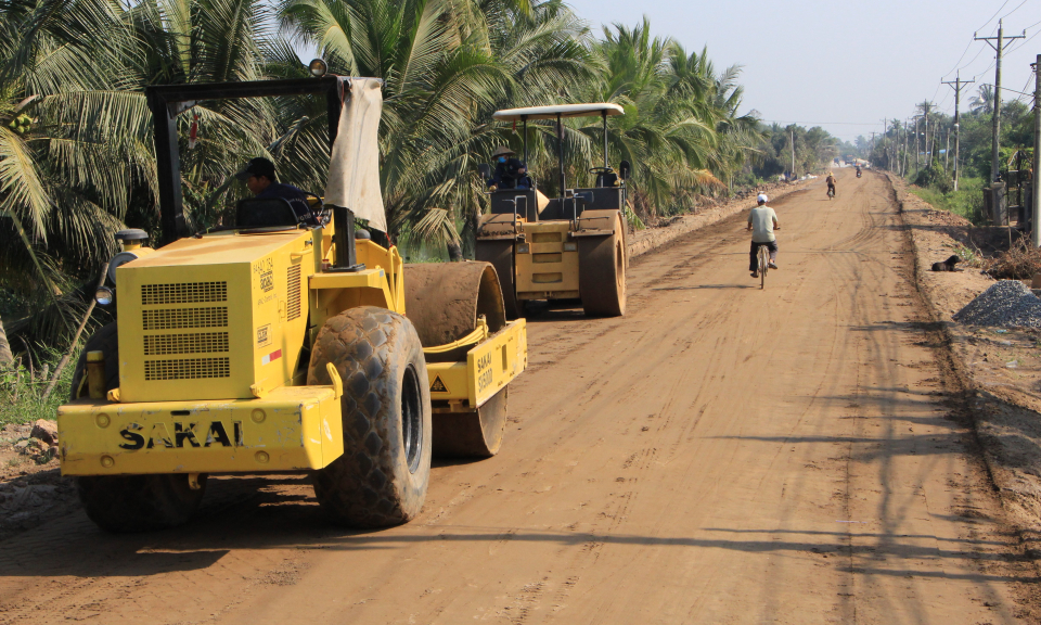 Những con đường “khai sáng” làng quê