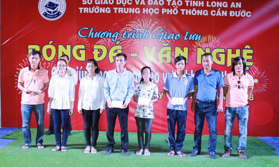 Cần Đước: Vận động hơn 180 triệu đồng giúp học sinh nghèo