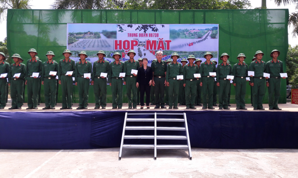 Tân Thạnh: Thăm hỏi, tặng quà tân binh tại Trung Đoàn bộ binh 738