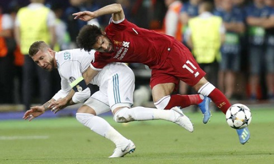 Vụ Ramos chơi xấu Salah: Fan đòi phạt, luật sư đòi kiện