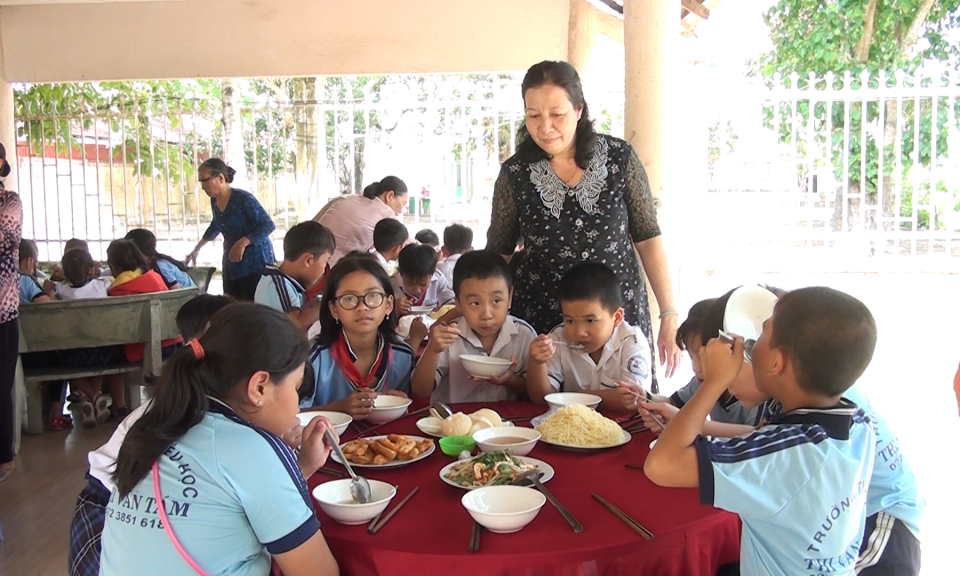 Đức Hòa: Hỗ trợ 16.000 suất ăn miễn phí cho các em học sinh khó khăn