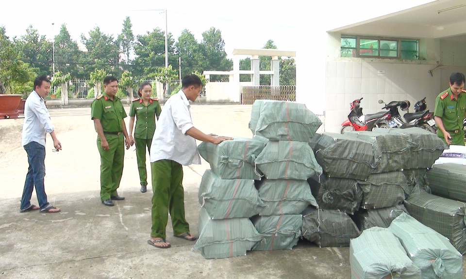 Đức Huệ: Bắt giữ 12 ngàn gói thuốc lá nhập lậu