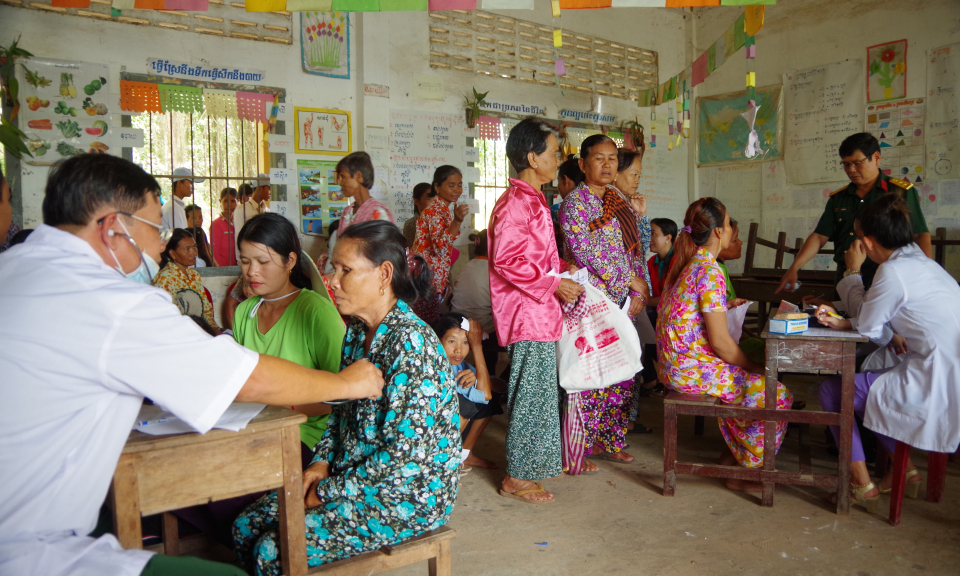 Long An khám bệnh, tặng quà cho nhân dân Campuchia