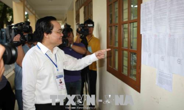 Bộ trưởng Phùng Xuân Nhạ &#8216;thị sát&#8217; buổi thi đầu tiên kỳ thi THPT Quốc gia