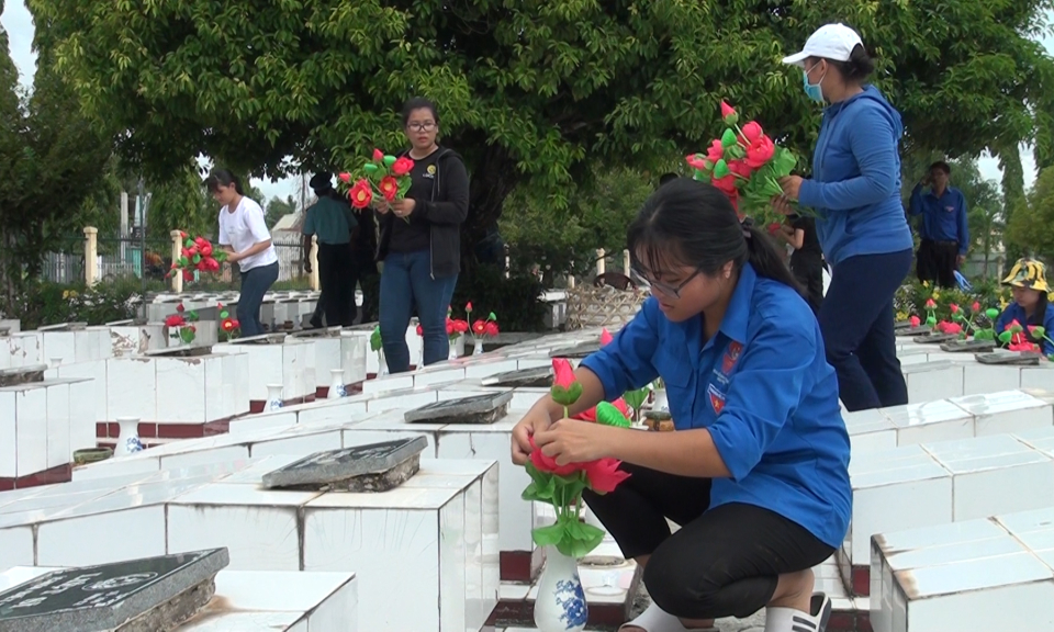 Đức Hòa: ĐVTN ra quân chăm lo phần mộ liệt sĩ tại Nghĩa trang huyện