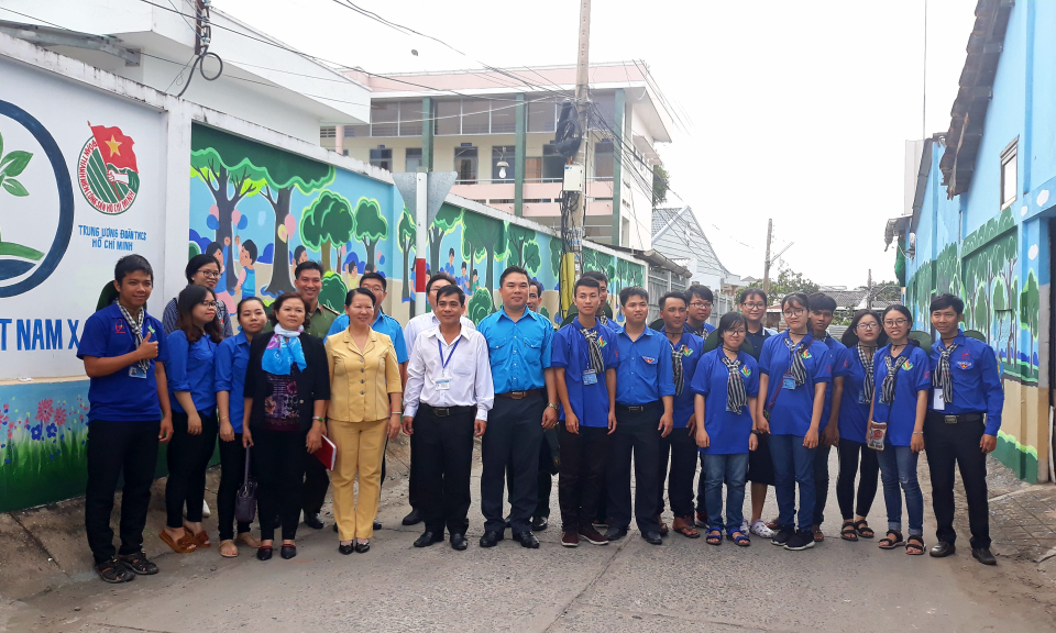 Tỉnh Đoàn Long An bàn giao công trình &#8220;Con đường bích họa&#8221;