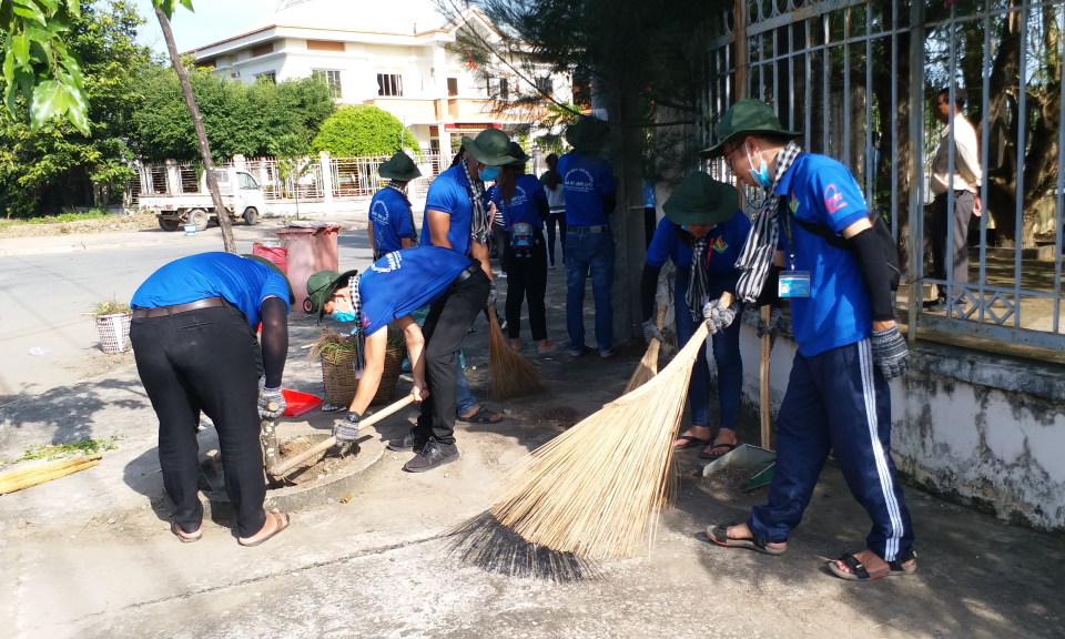 TP Tân An: Ra quân dọn dẹp, vệ sinh môi trường