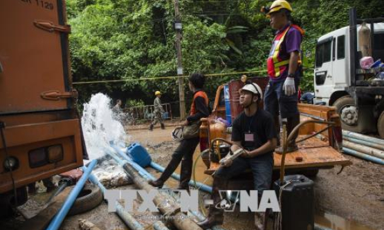 Chưa thể đưa đội bóng thiếu niên Thái Lan khỏi hang vì mưa lớn