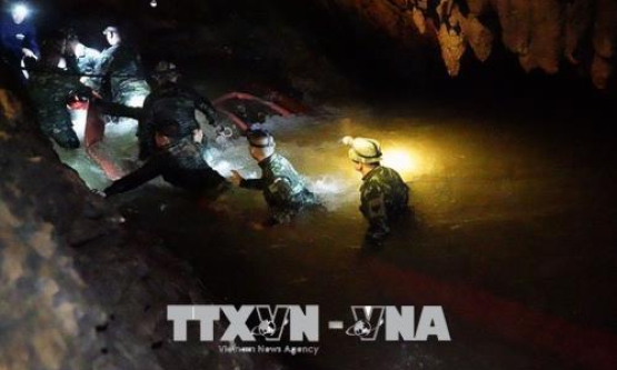 Hai thợ lặn Australia giải cứu đội bóng Thái Lan được miễn trừ ngoại giao