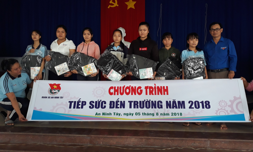 Đức Hòa: Trao quà học sinh, tiếp sức đến trường