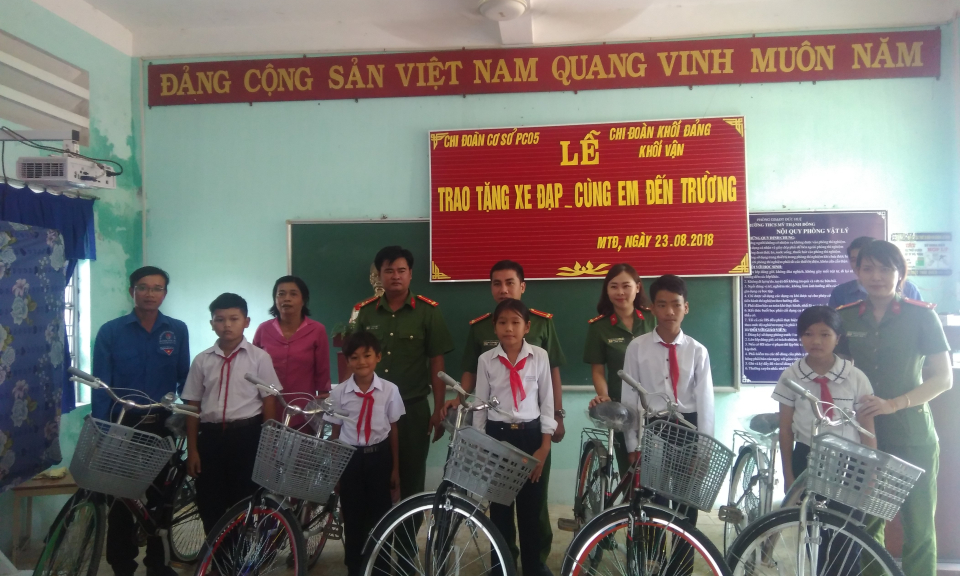 Đức Huệ: Trao tặng 10 xe đạp cho học sinh nghèo, học giỏi