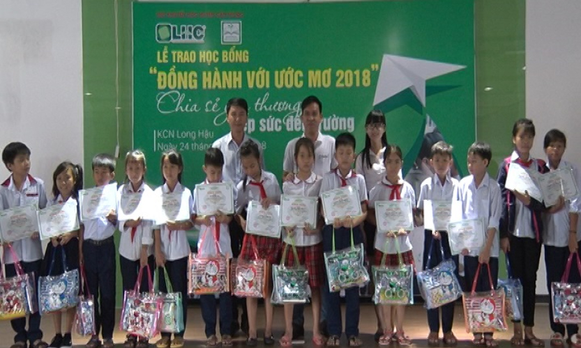 Công ty cổ phần Long Hậu trao học bổng cho học sinh giỏi có hoàn cảnh khó khăn