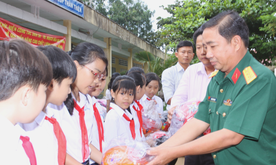 Cần Đước tặng nón bảo hiểm cho học sinh