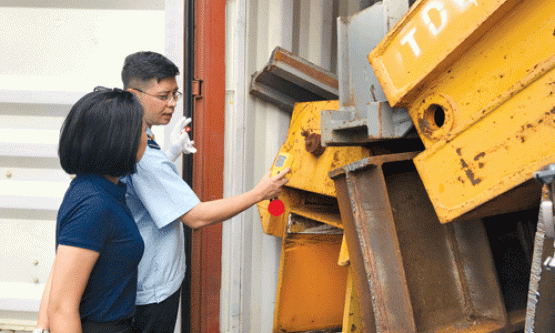 Tiêu hủy container phế liệu tồn đọng, trả lại không gian cảng biển