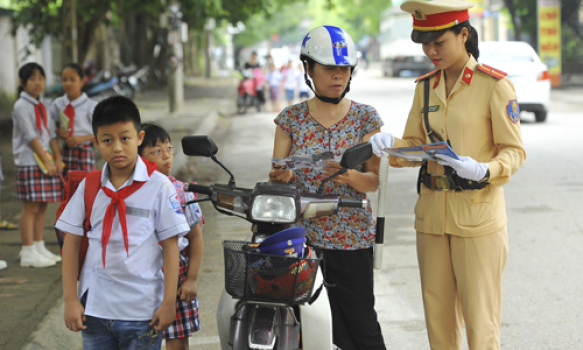 Đảm bảo an toàn cho học sinh vùng lũ tới trường dịp khai giảng năm học mới