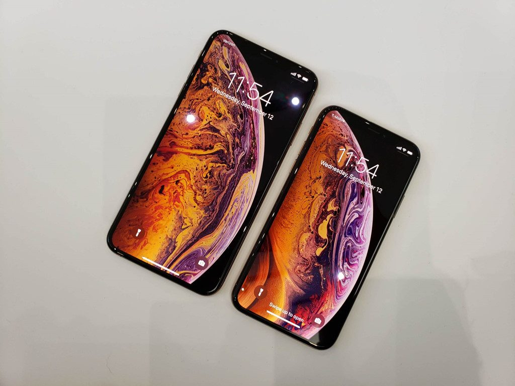 Hình nền Nền Hai Chiếc Iphone Xs Và Iphone Xr Trong Một Màn Hình Nhỏ Với  Những Vòng Xoáy đầy Màu Sắc Và Tươi Sáng Nền, Cách Làm ảnh Vừa Với Hình