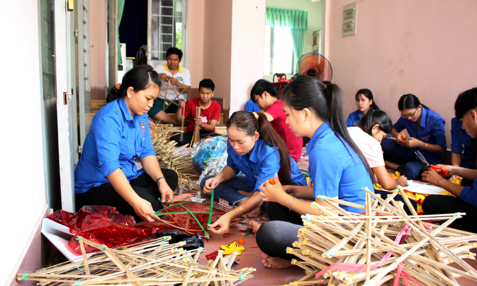 Làm lồng đèn tặng trẻ em nghèo để Tết Trung Thu thêm ý nghĩa