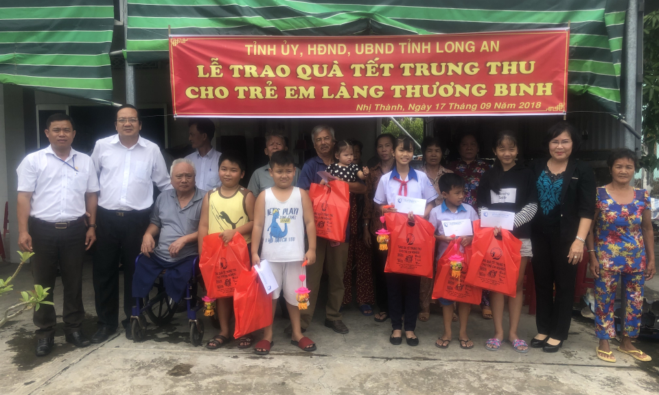 Lãnh đạo tỉnh trao tặng quà trung thu cho thiếu nhi