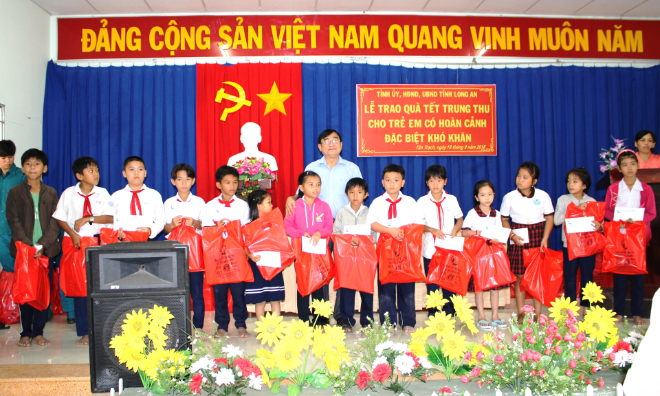 Phó Bí thư Tỉnh ủy Đỗ Hữu Lâm tặng quà Trung thu cho trẻ em nghèo Cần Đước, Cần Giuộc