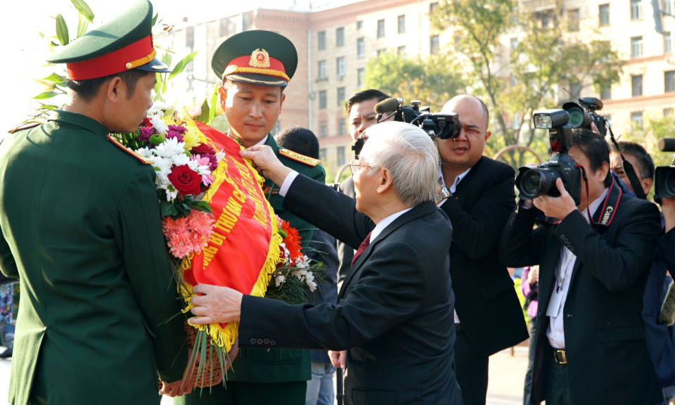 Tổng Bí thư Nguyễn Phú Trọng dâng hoa tại Tượng đài Bác Hồ ở Moskva, LB Nga