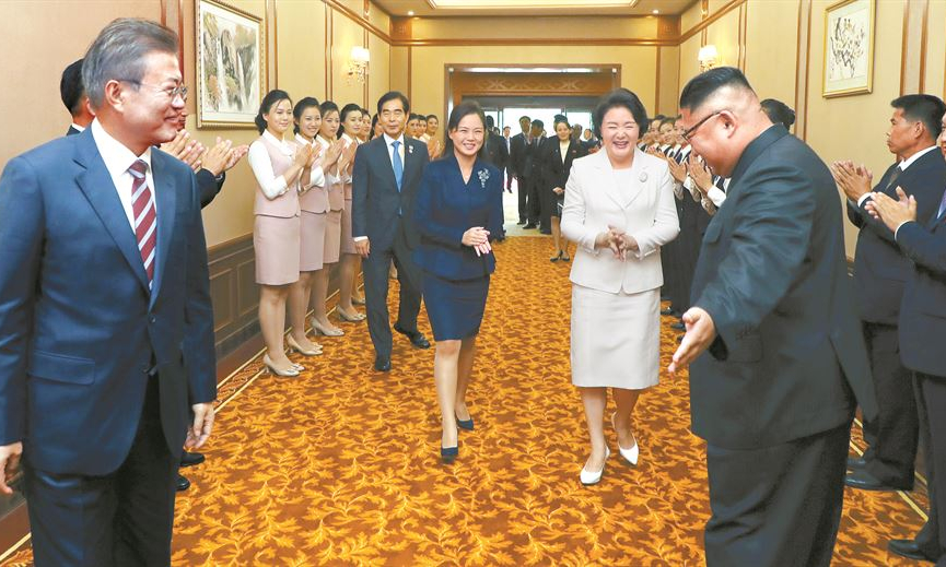 Hình ảnh mới lạ của nhà lãnh đạo Kim Jong-un trong hội nghị thượng đỉnh liên Triều