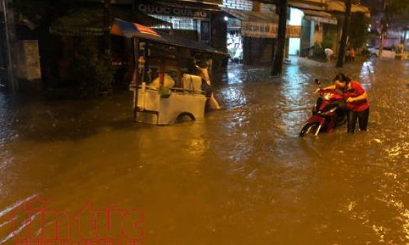 Huy động thêm 3 máy bơm chống ngập cao điểm tại TP Hồ Chí Minh