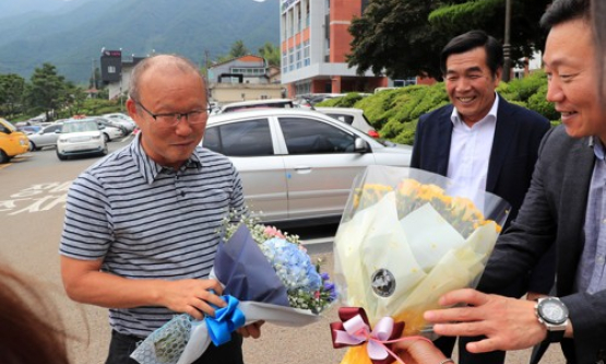 Báo Hàn bất ngờ so sánh lương của HLV Park Hang Seo với Guus Hiddink