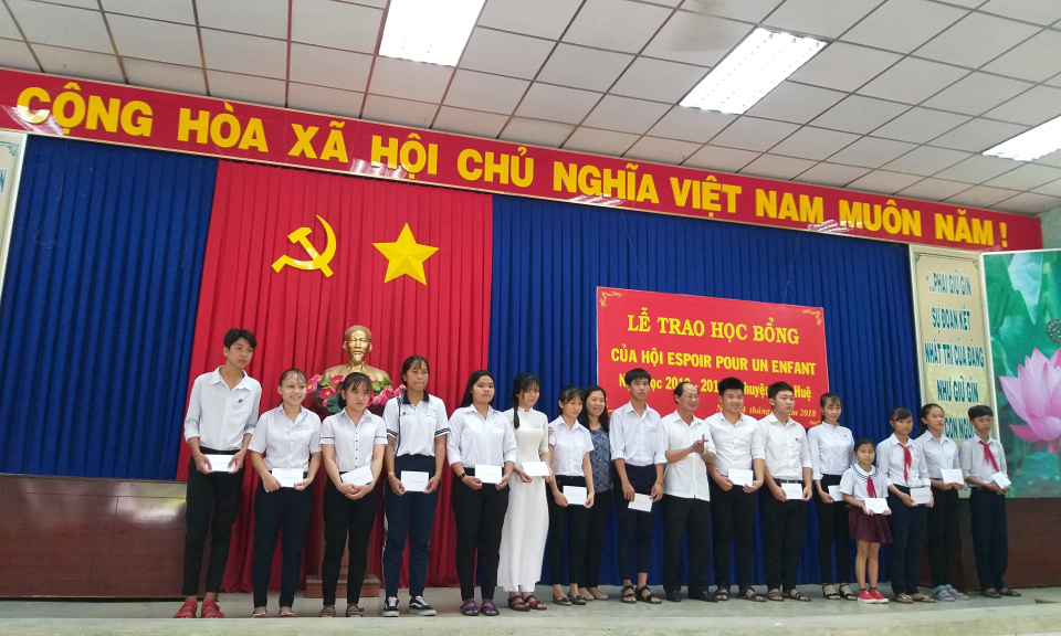 Trao quà và học bổng cho học sinh sáng tạo, hiếu học