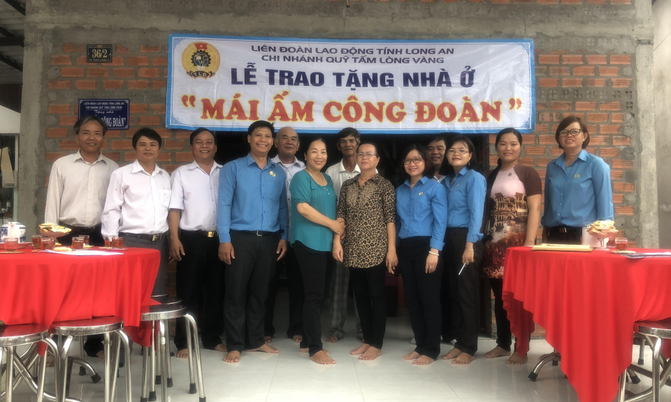 Thủ Thừa: Trao tặng mái ấm công đoàn