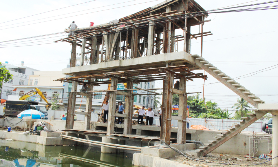 Phó chủ tịch UBND tỉnh Phạm Văn Cảnh khảo sát công trình cống Cầu Chùa tại Cần Đước