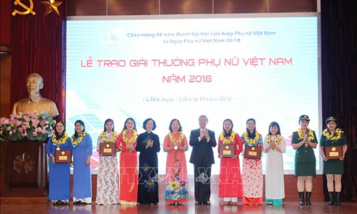 Hai tập thể nữ bác sĩ nhận Giải thưởng Phụ nữ Việt Nam 2018