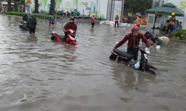 Vật vã trong triều cường, người dân TPHCM mong sớm hết khổ