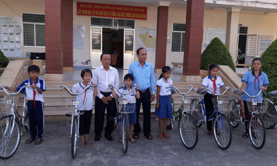 Tân Thạnh: Tặng xe đạp cho học sinh nghèo, hiếu học xã Tân Hòa